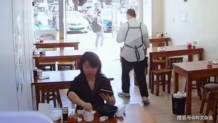 女子将鼻涕纸塞碗里后续,被曝光仍不悔改,你觉得她是故意的吗?