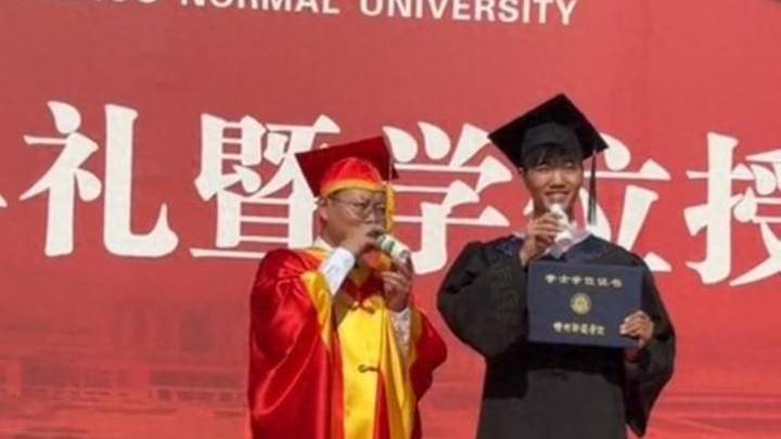 一米八男生毕业典礼上掏出两瓶娃哈哈和校长干杯,你喜欢这样的男生吗?