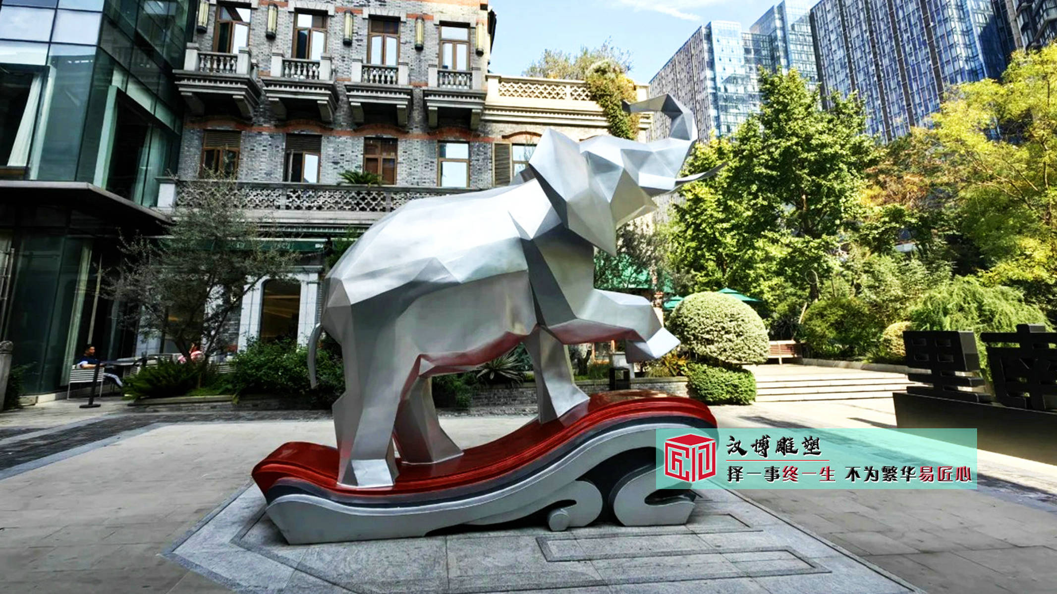 雕塑源头厂家：不锈钢镜面大象雕塑的艺术魅力