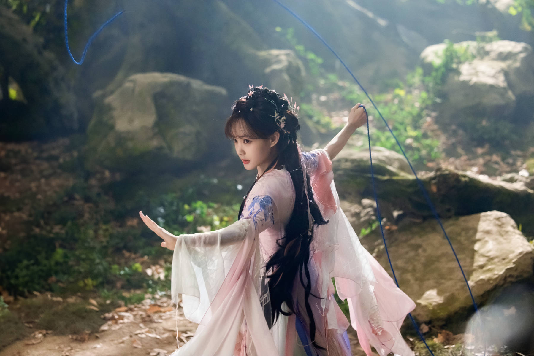 李一桐粉色古装造型清丽脱俗 坐在雪中天真烂漫