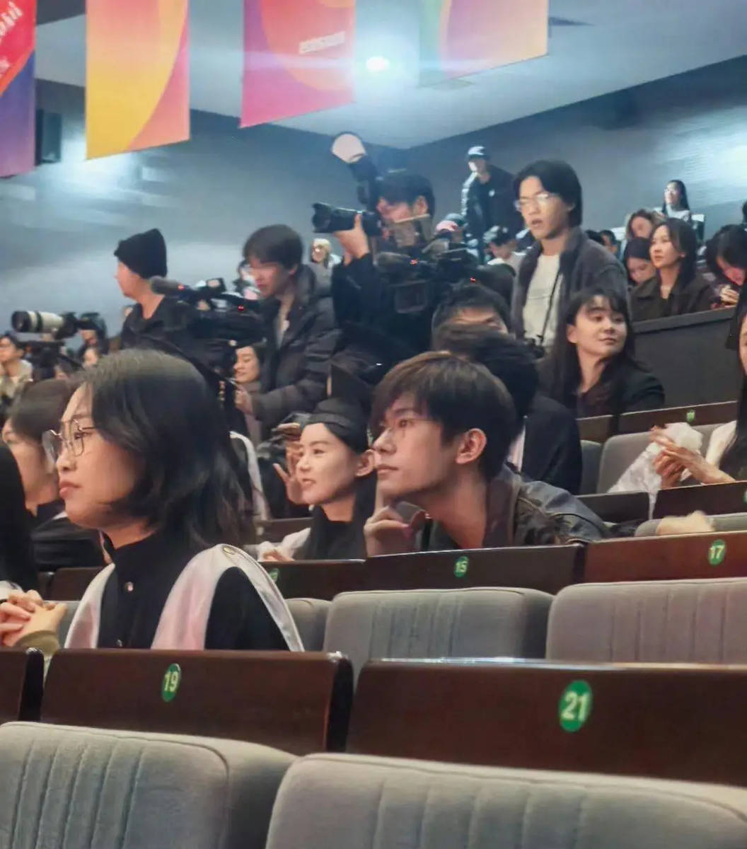 易烊千玺参加中戏补办毕业典礼!穿学士服拍毕业照