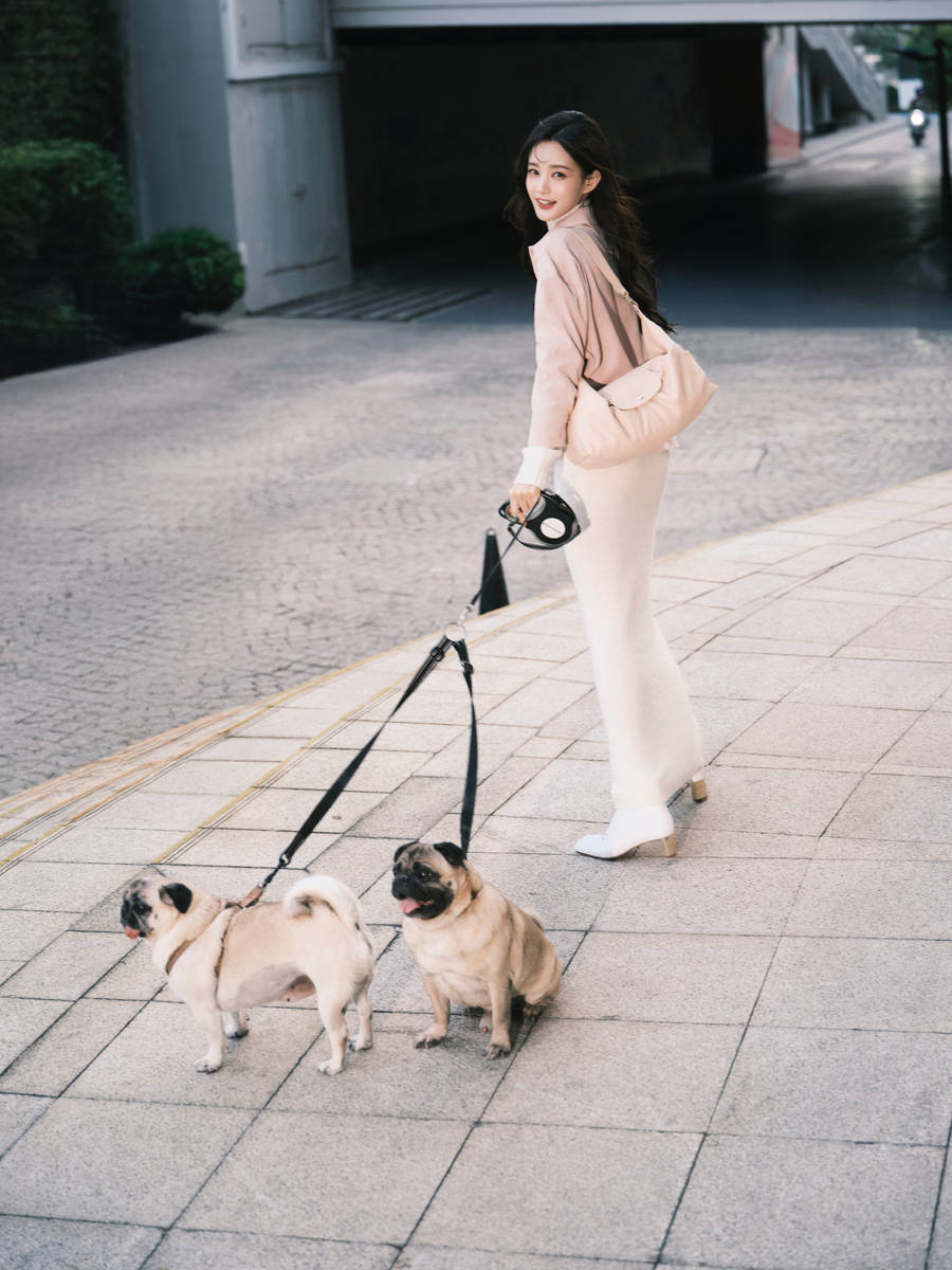 李一桐身穿针织长裙温婉优雅 甜笑回眸氛围感满满