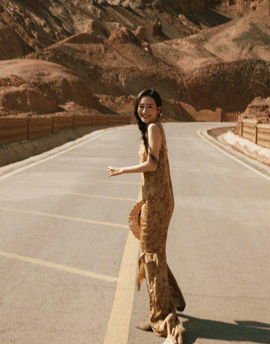 王鸥分享43岁生日照 在公路上奔跑自由烂漫