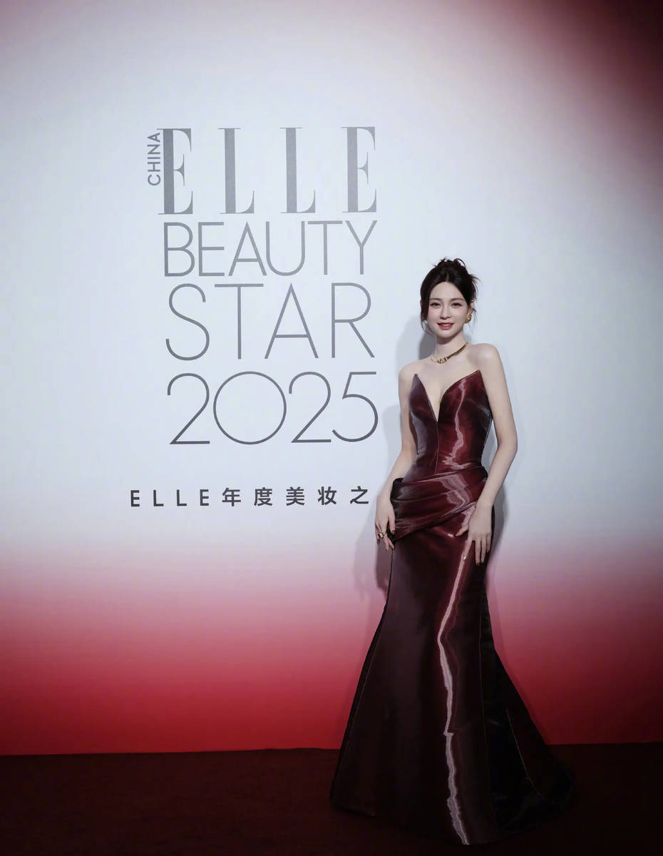 沈梦辰穿V领长裙身材火辣 下台阶时意外摔倒好危险