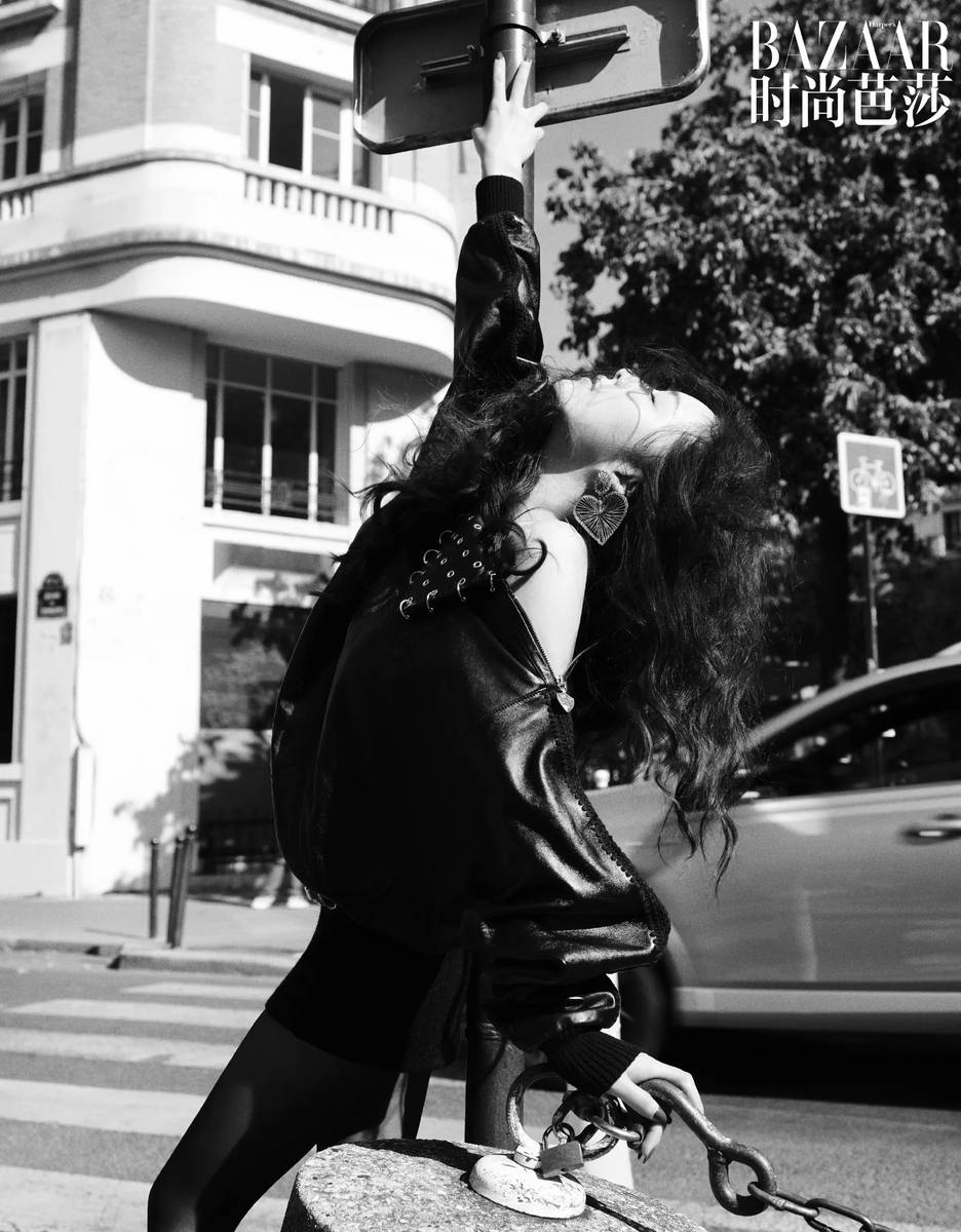 蔡文静晒杂志大片性感吸睛!漫步巴黎街头风情万种