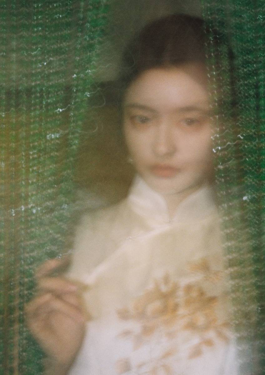 徐若晗穿刺绣旗袍端庄优雅 轻撩珠帘温柔恬静