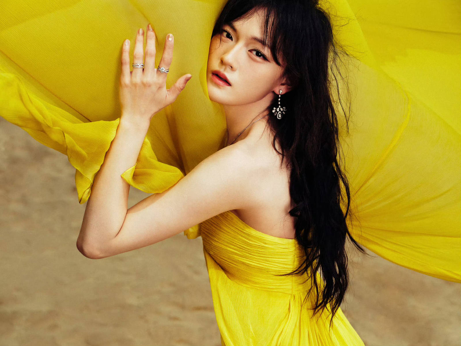 文淇穿黄色抹胸纱裙明媚随性 发丝飘逸氛围感拉满