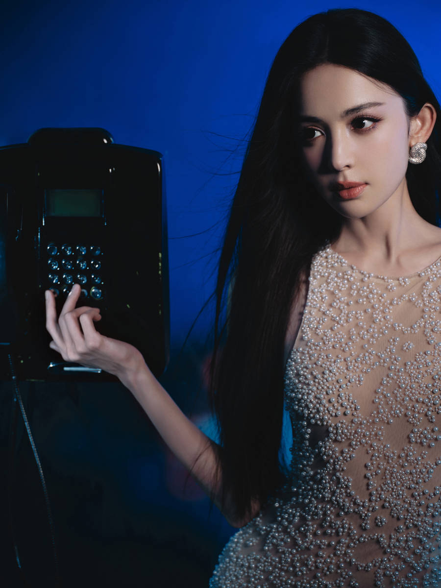 娜扎穿金色修身长裙出席活动 时尚华丽明媚耀眼