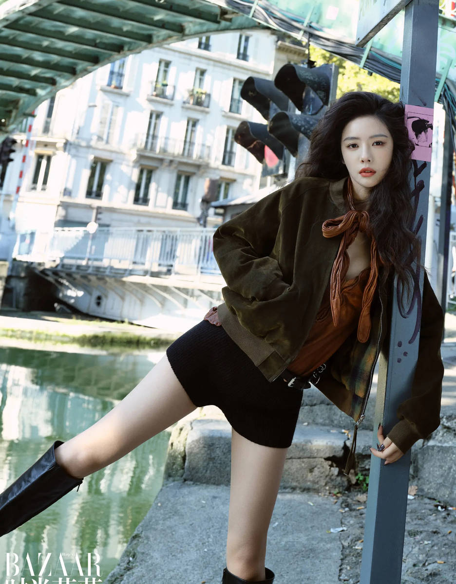 蔡文静晒杂志大片性感吸睛!漫步巴黎街头风情万种