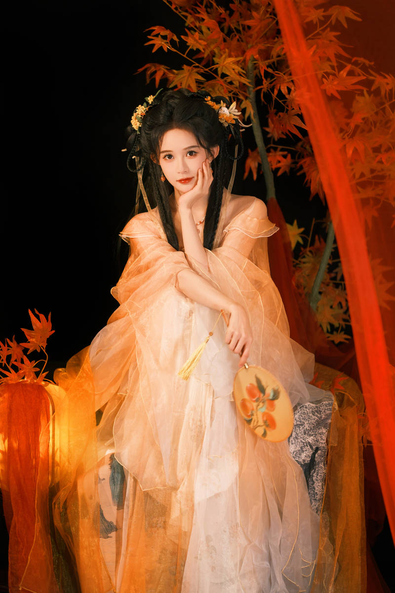 段艺璇穿汉服可爱娇憨 手持油纸伞温柔灵动