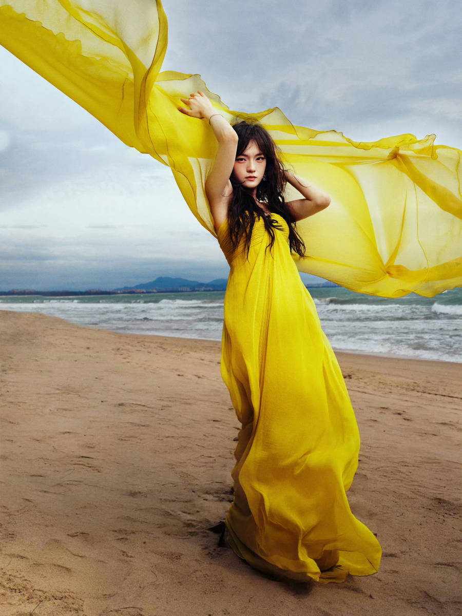 文淇穿黄色抹胸纱裙明媚随性 发丝飘逸氛围感拉满
