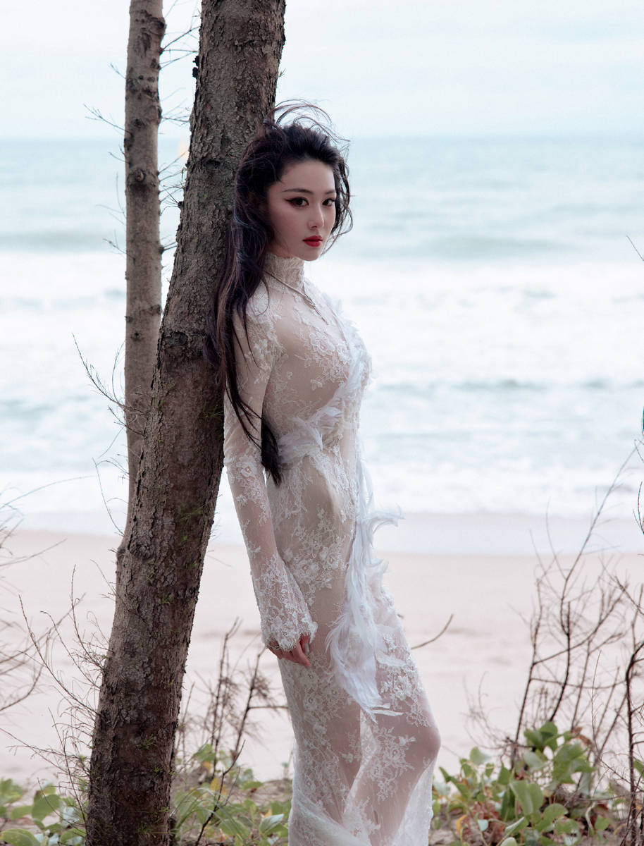 张馨予穿25斤拖尾礼服 秒变千年狐妖妩媚迷人