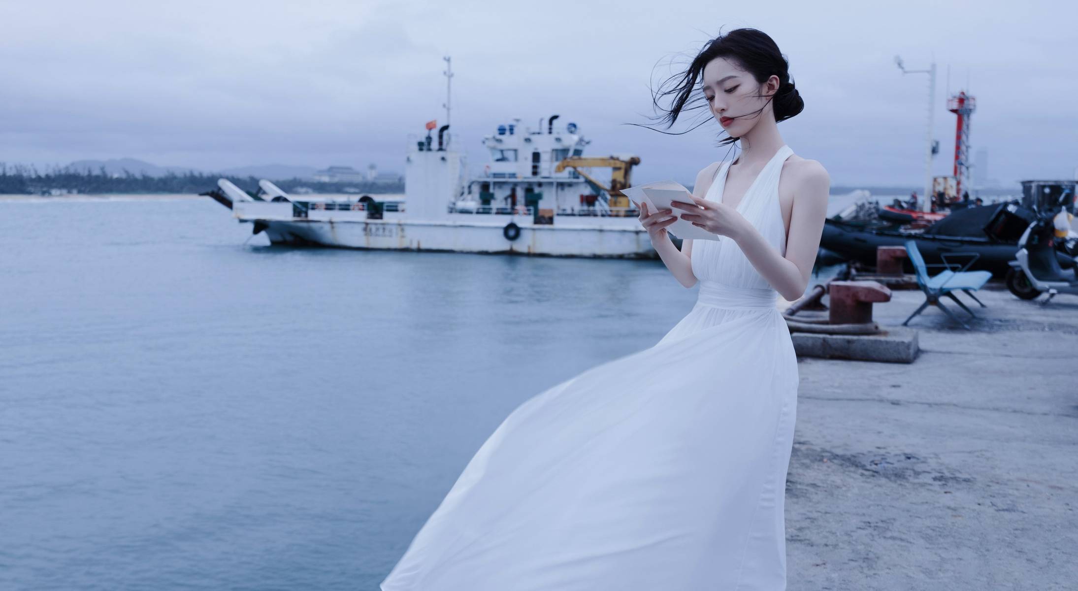 邓恩熙穿白色露背裙清丽脱俗 在码头读信文艺浪漫