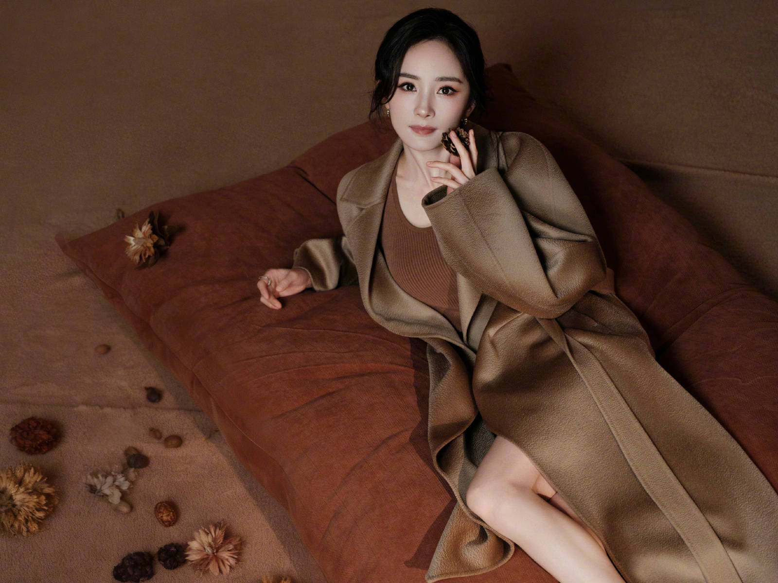 杨幂穿大衣气质迷人 白嫩玉足光滑柔软美腿吸睛