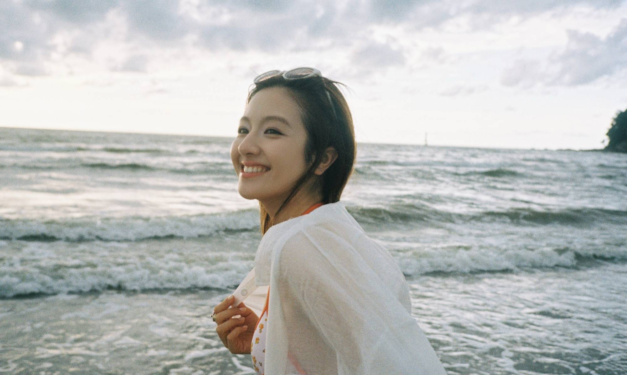 李兰迪穿比基尼海边度假 手捧椰子自由洒脱