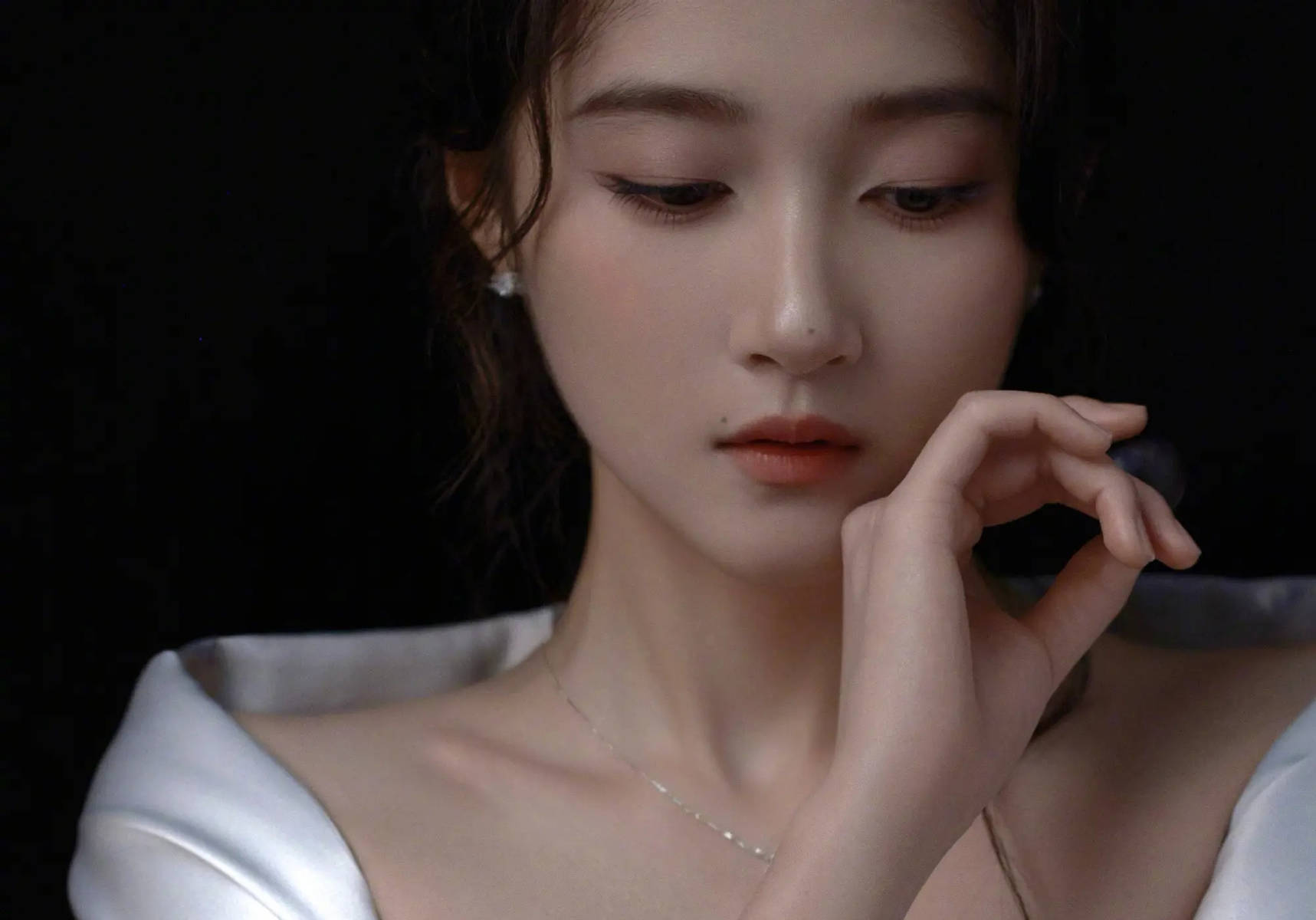 关晓彤身着银灰色缎面长裙 发丝轻拂尽显温婉华贵