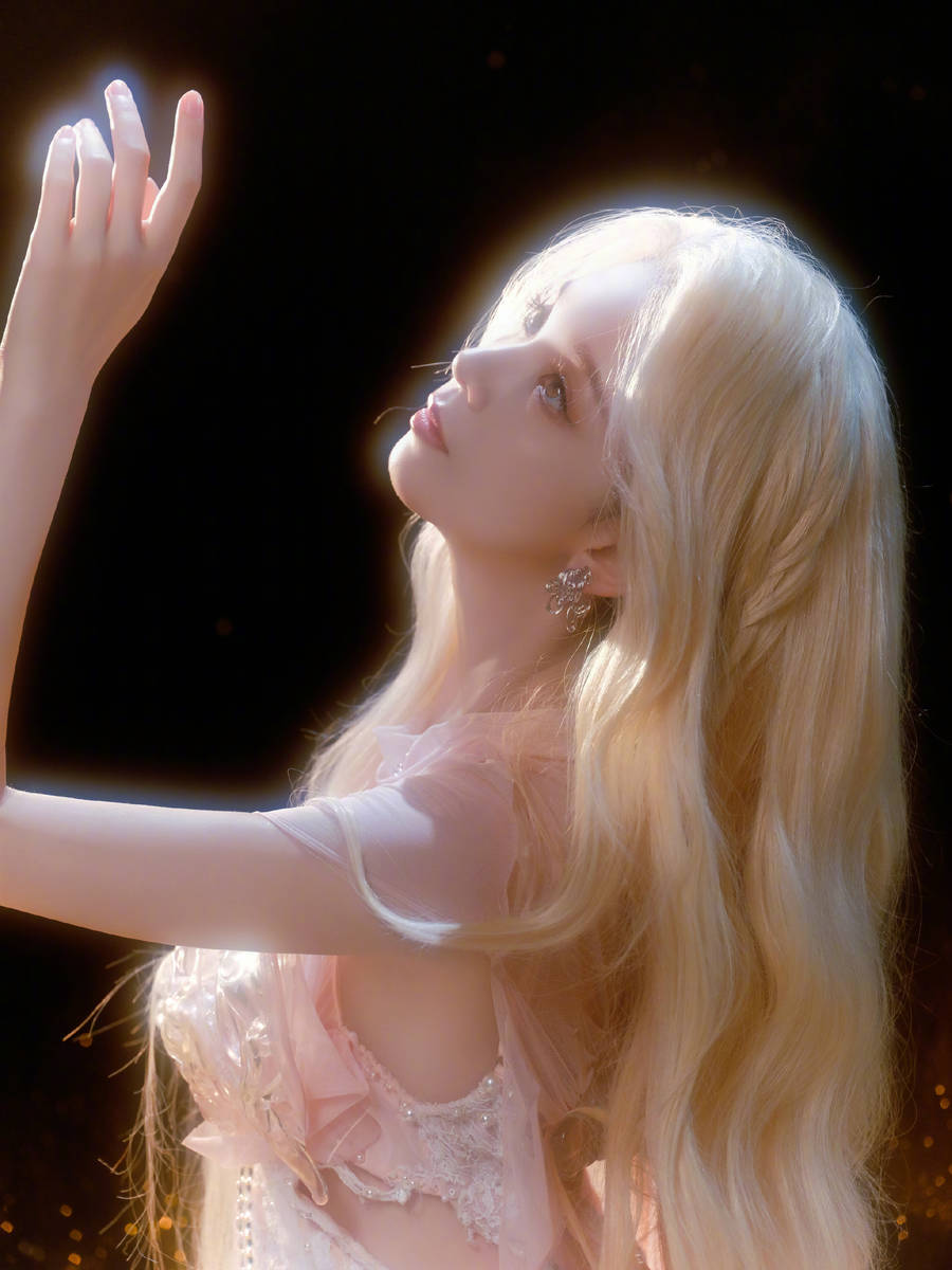 陈瑶粉白纱裙配金色长卷发 宛如人鱼公主气质空灵