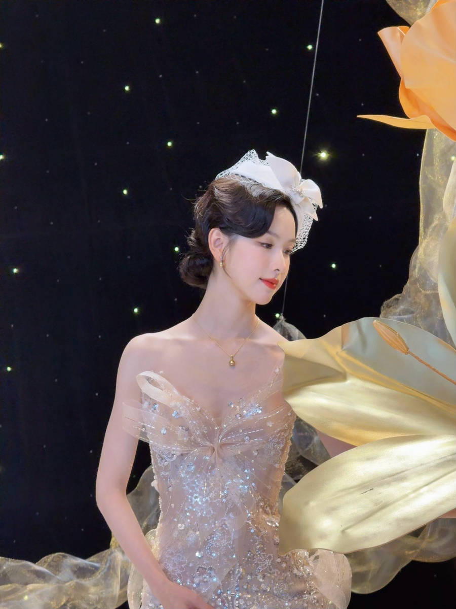 陈都灵穿闪钻礼服戴白色网纱 气质优雅如复古名伶
