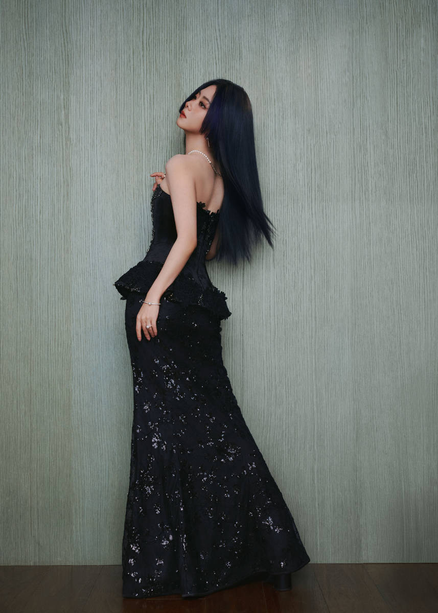谭松韵穿黑色长裙酷范儿十足!公主切造型又美又飒