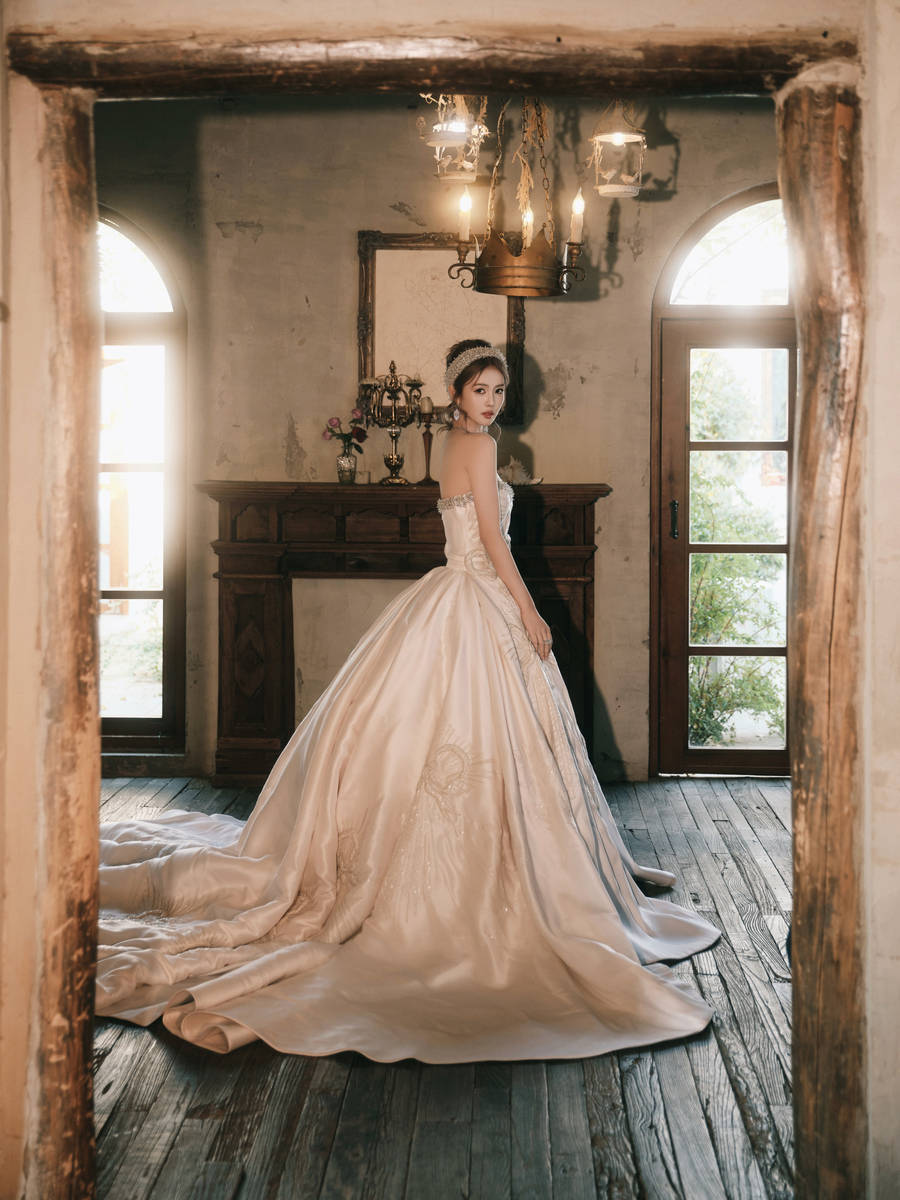 白鹿戴钻石发箍宛如古堡公主 穿拖地长裙身姿曼妙