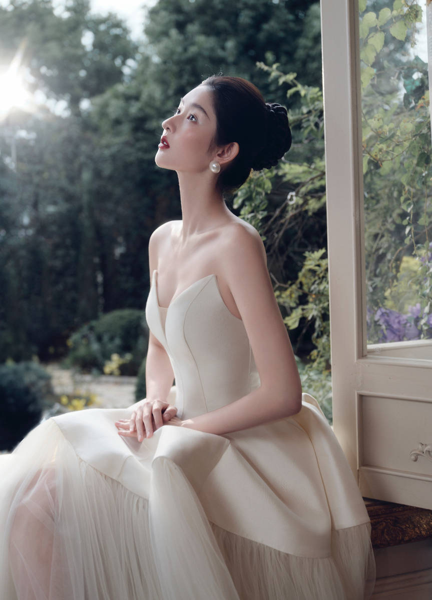 王玉雯一袭白色纱裙气质出尘 红唇吸睛反差感十足