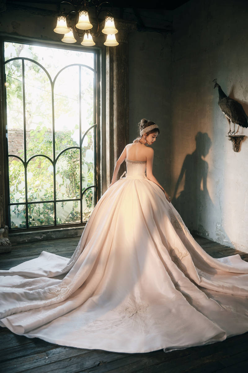 白鹿戴钻石发箍宛如古堡公主 穿拖地长裙身姿曼妙