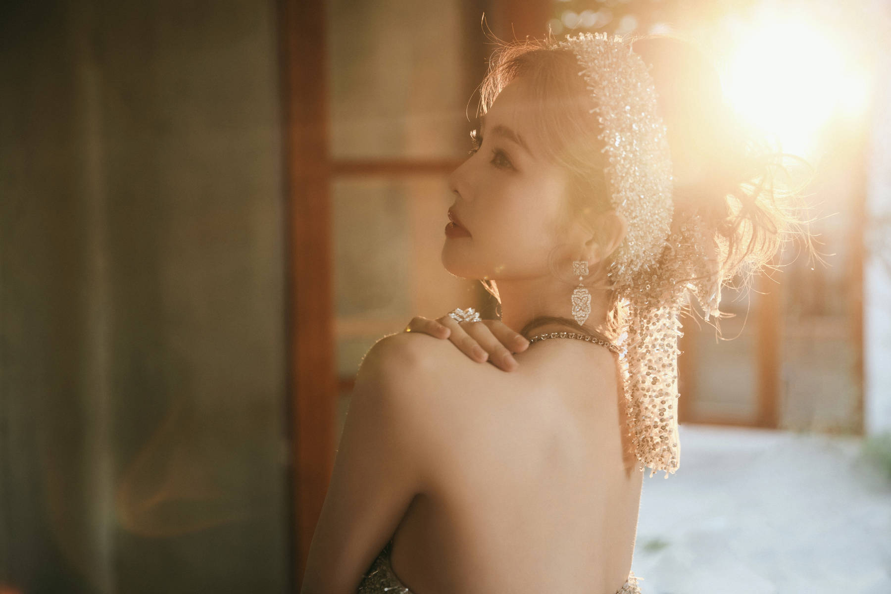 白鹿戴钻石发箍宛如古堡公主 穿拖地长裙身姿曼妙