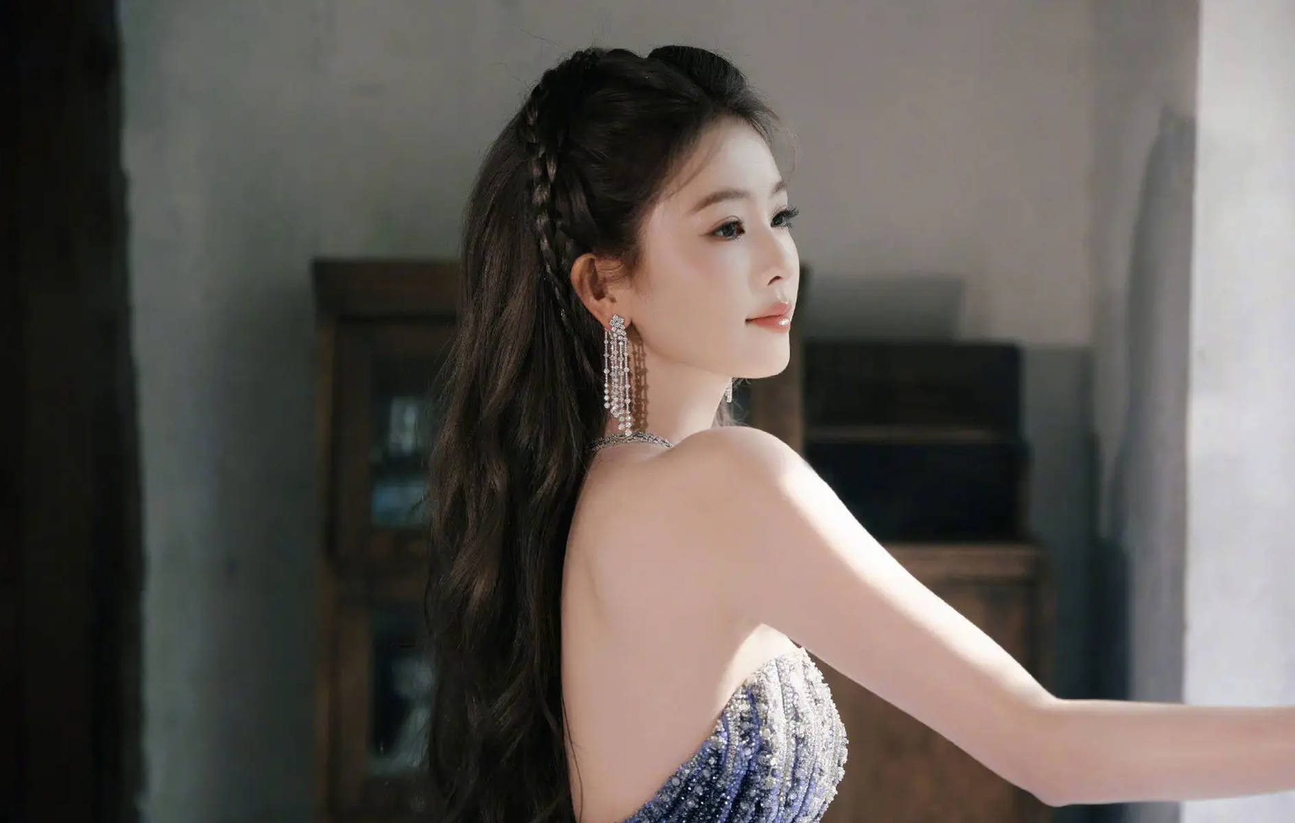 白鹿穿抹胸礼服公主登场既视感 看向镜头动作魅惑