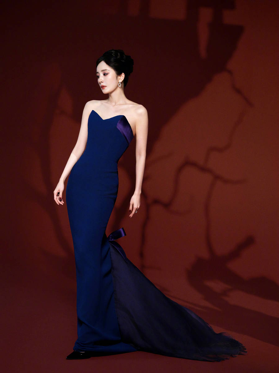 杨幂穿深蓝色鱼尾长裙复古迷人 侧身回眸身姿曼妙