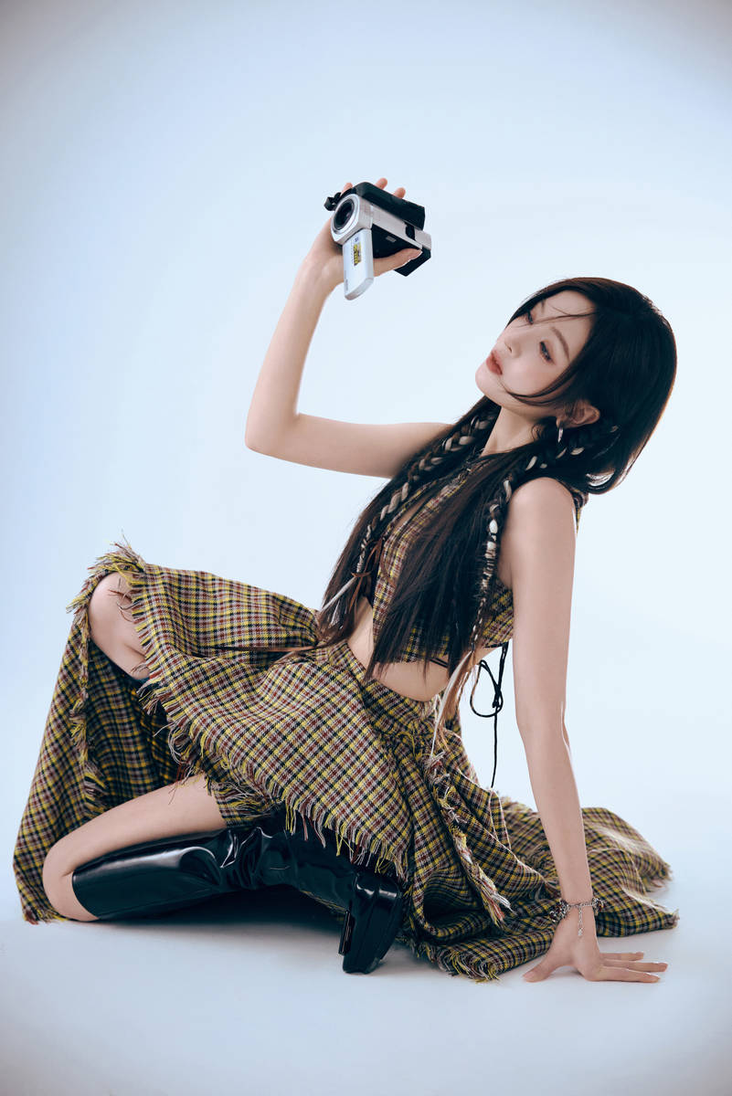 吴宣仪格子连衣裙气质甜美 手拿吉他化身摇滚少女