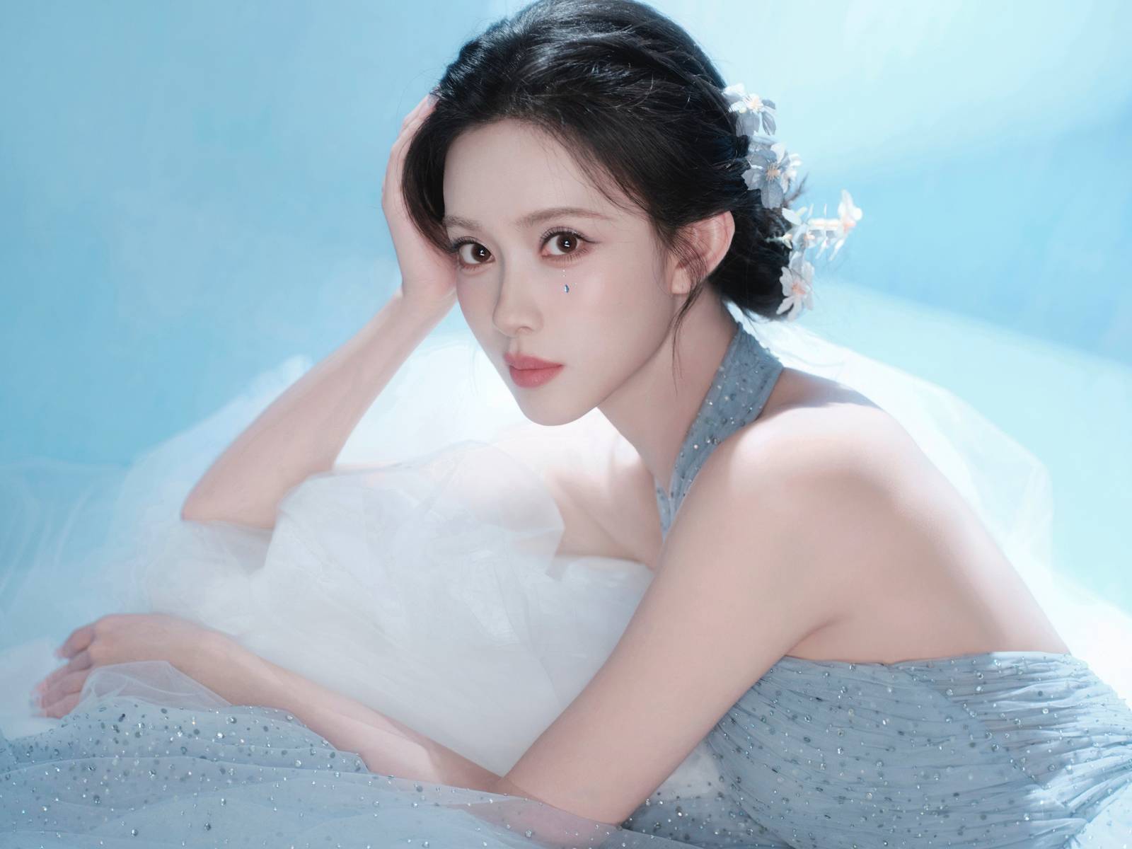 孟子义穿浅蓝星光裙出席活动 清冷优雅尽显仙韵