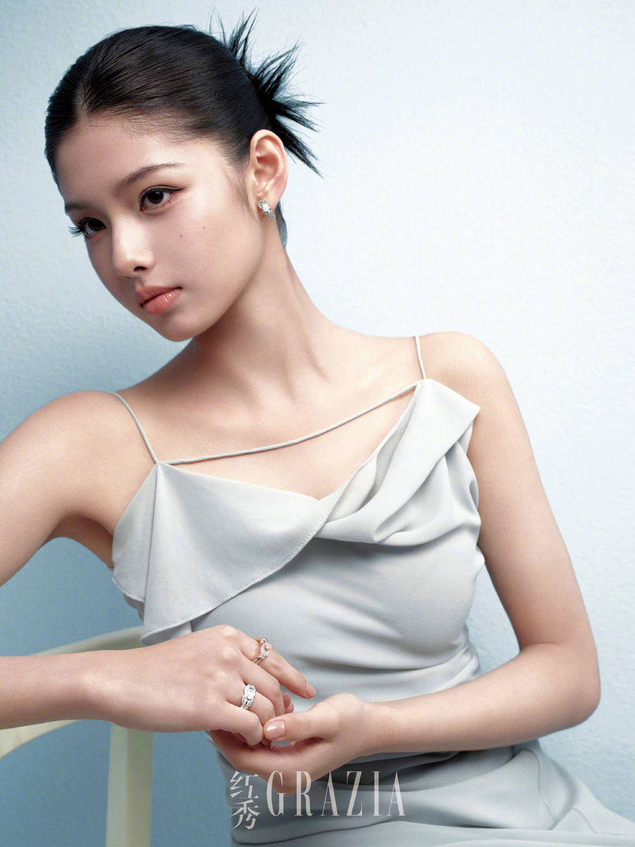 艾米一身抹胸黑裙优雅高贵 盘发造型清丽干练