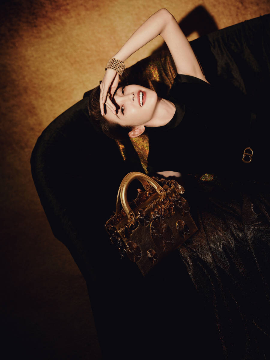 李冰冰穿黑丝绒礼裙优雅动人 身姿曼妙似画中美人