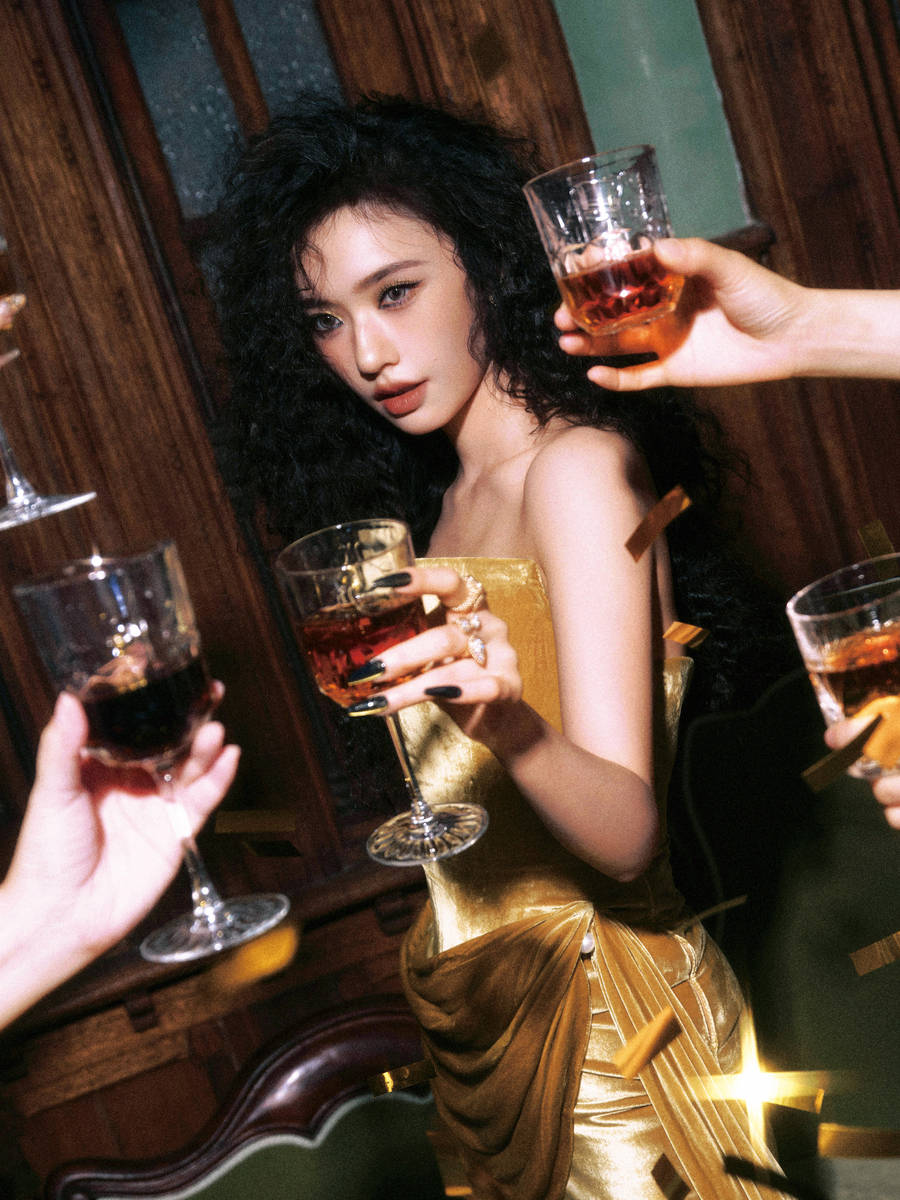 林允卷发配红唇化身性感小野猫 双腿纤细成熟诱惑