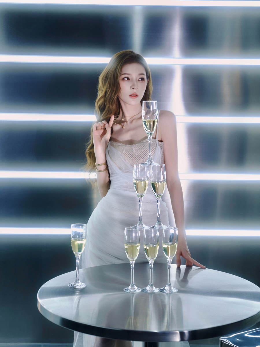 张予曦穿白吊带短裙灵动可爱 身材纤细明媚又大方