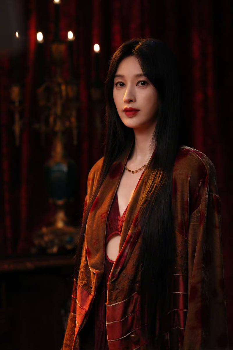 复古奢装勾勒张俪匀称身形 精致妆容解锁从容气场