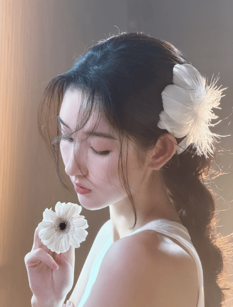 王玉雯白裙展现灵动舞姿 雏菊点缀温柔氛围