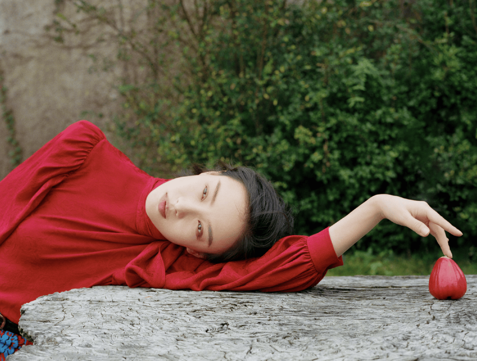 倪妮短发造型搭配精致饰件 抱着小狗松弛治愈