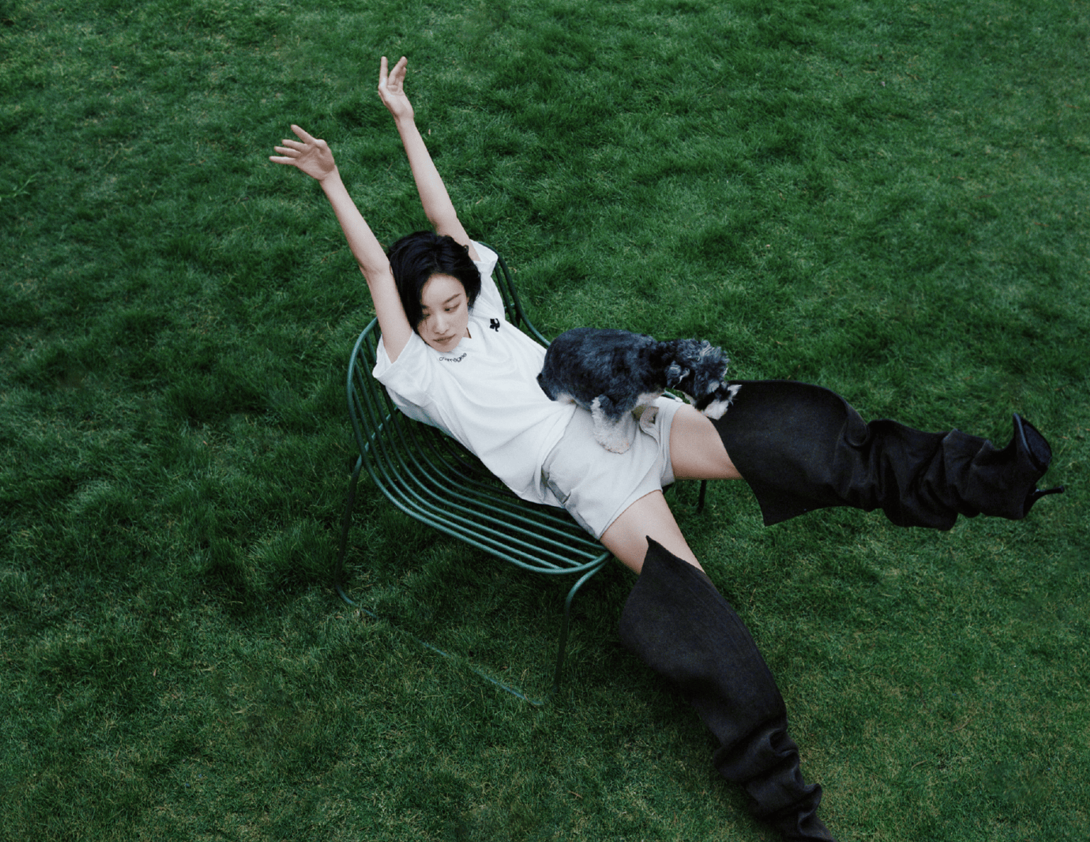 倪妮短发造型搭配精致饰件 抱着小狗松弛治愈