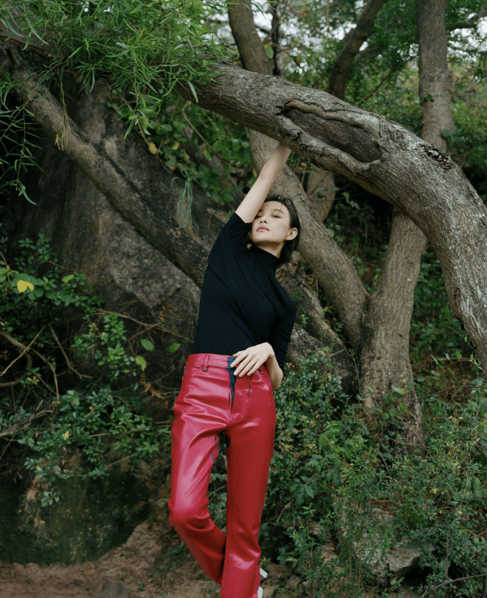 倪妮短发造型搭配精致饰件 抱着小狗松弛治愈