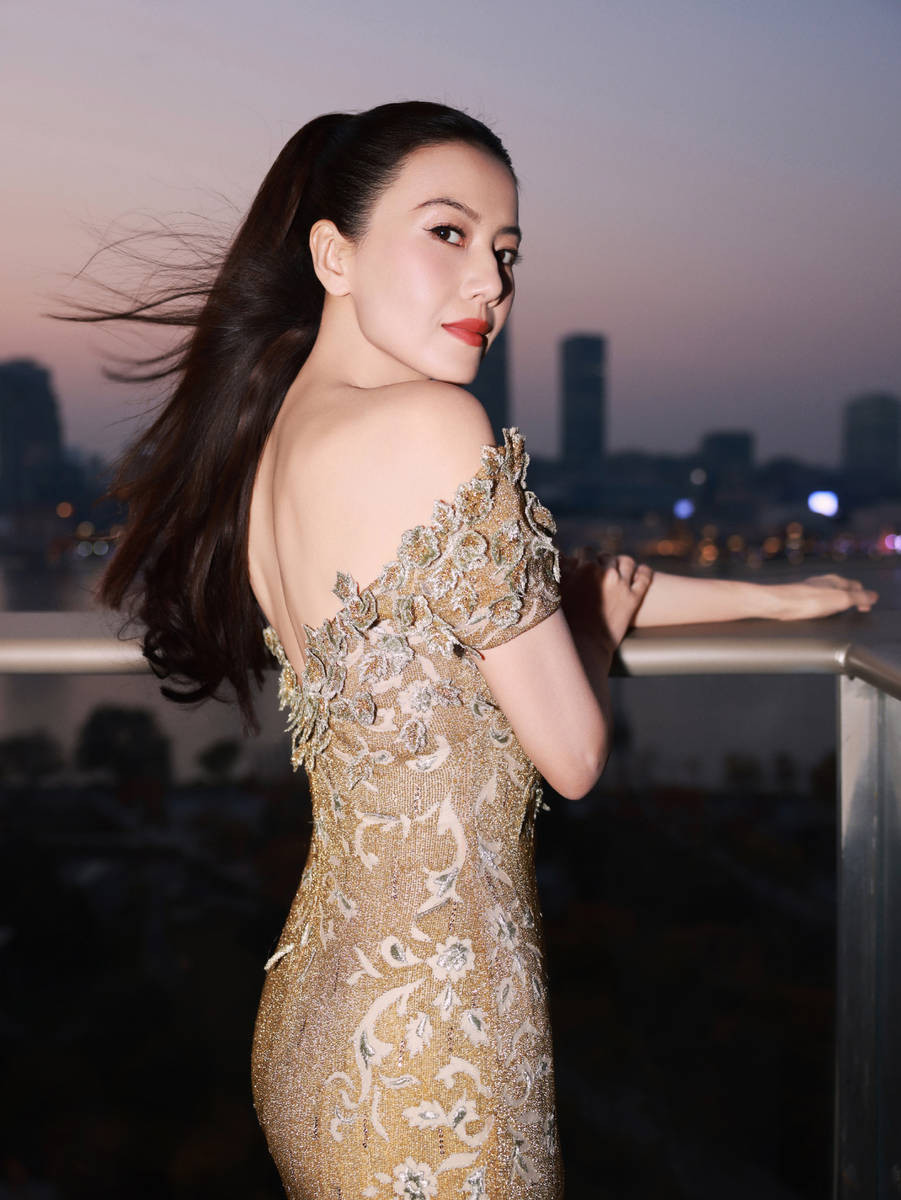 岁月不败美人 高圆圆穿金色深V礼裙美艳性感超吸睛