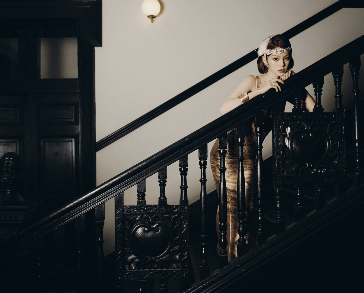 欧阳娜娜金裙摆凸显好身材 绚烂光泽裹着柔缓绮梦