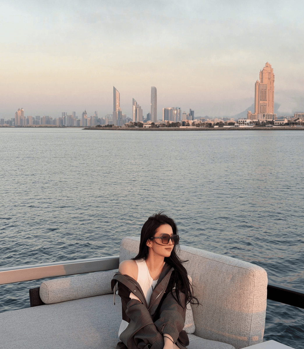 刘亦菲灰色系穿搭勾勒利落身形 落日下优雅明媚