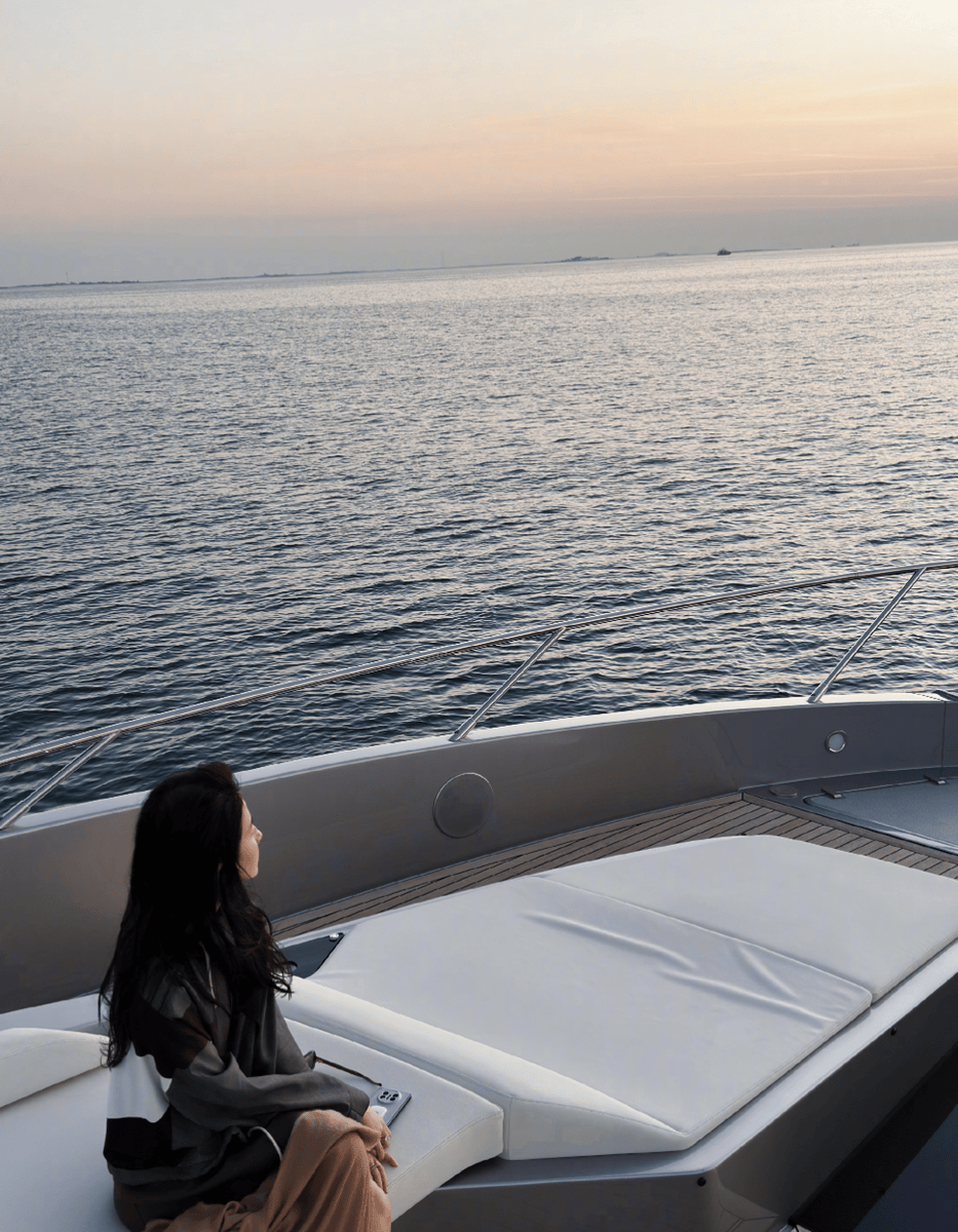 刘亦菲灰色系穿搭勾勒利落身形 落日下优雅明媚