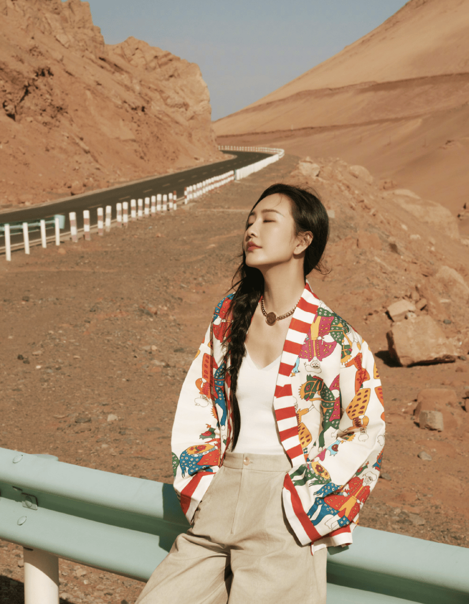 王鸥编发造型搭配彩纹外套 墨镜遮脸随性又自然