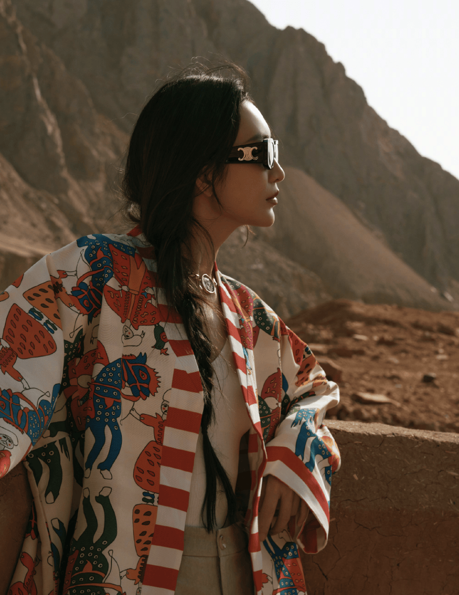 王鸥编发造型搭配彩纹外套 墨镜遮脸随性又自然