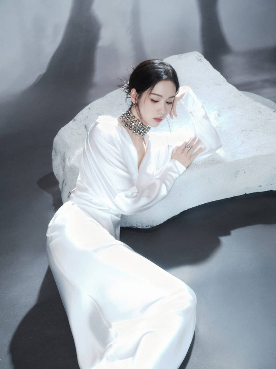 陈都灵白色系look天然纯净 眼神无辜楚楚动人