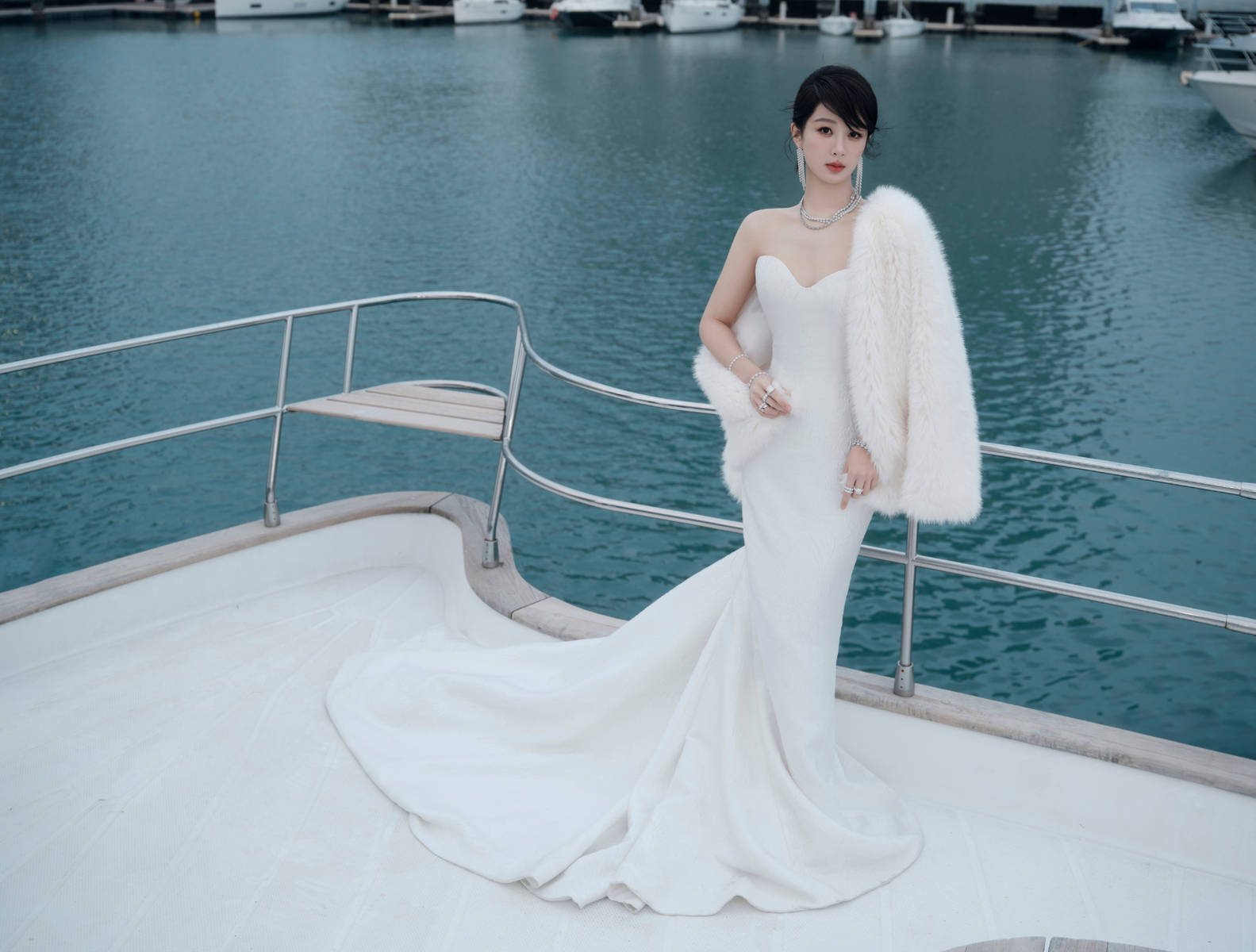 杨紫穿抹胸裙似优雅白天鹅！绽放温柔笑容美貌养眼