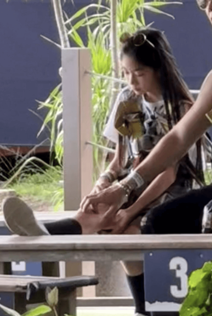 戚薇李承铉一家新加坡度假 女儿颜值出挑气质灵动