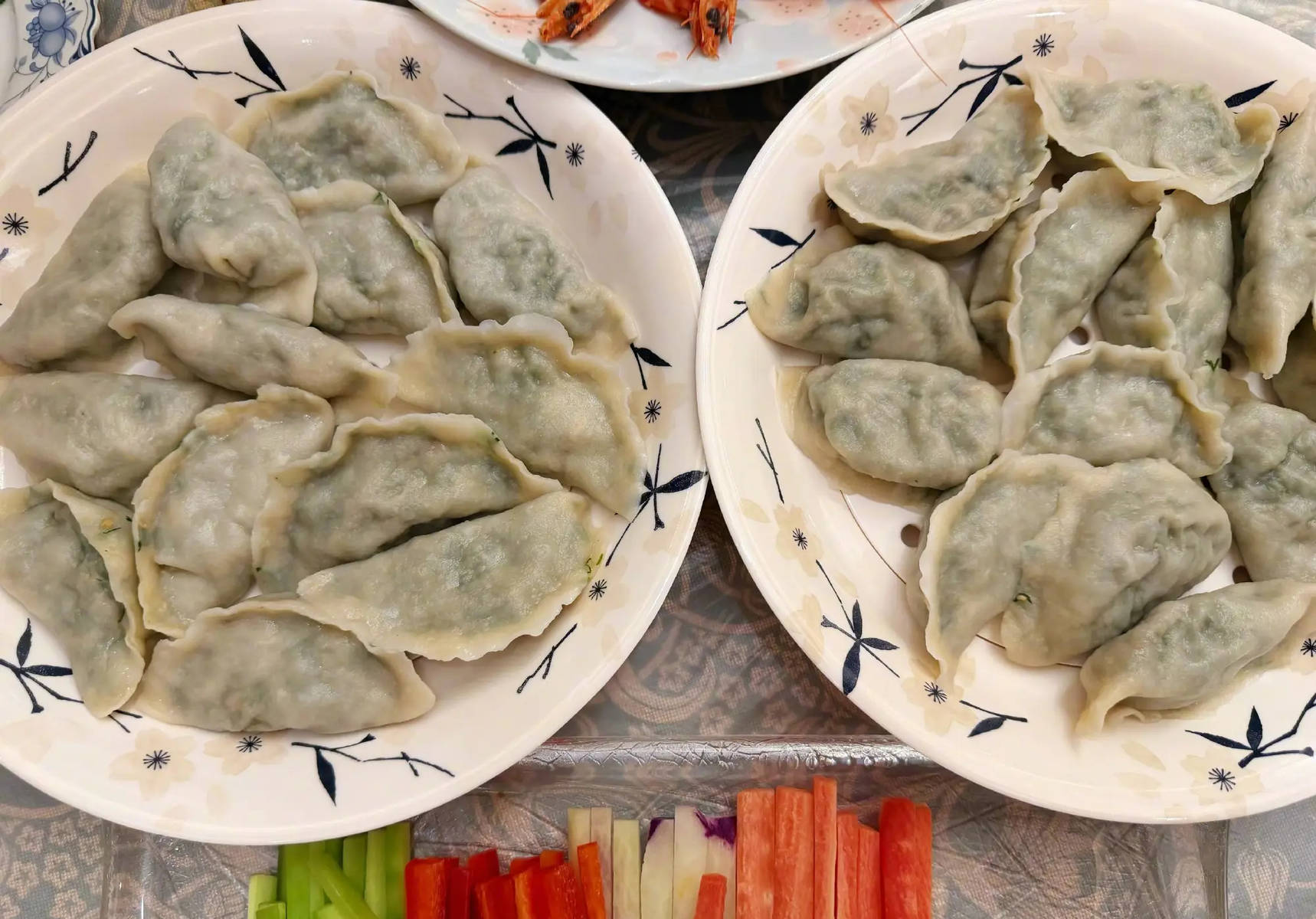 关晓彤冬至吃上妈妈包的饺子！晒素颜自拍照好幸福